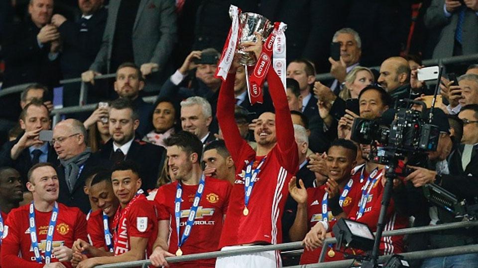 Zlatan Ibrahimovic mengangkat trofi juara Piala Liga Inggris.
